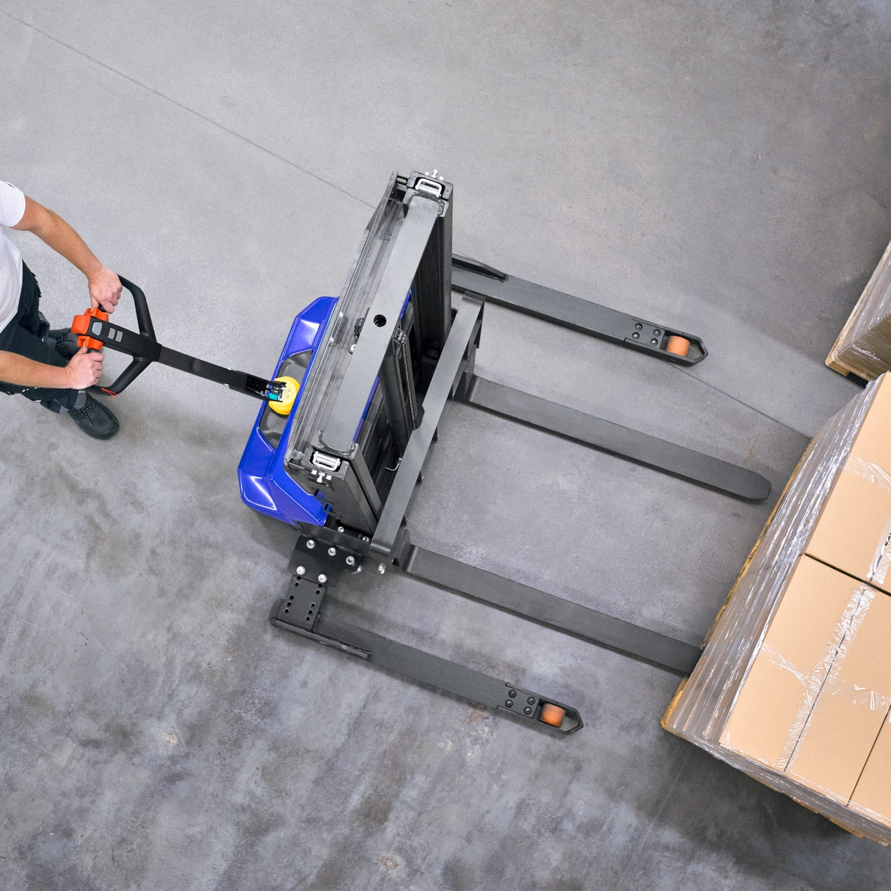Wide-gauge electric pallet stacker BROAD